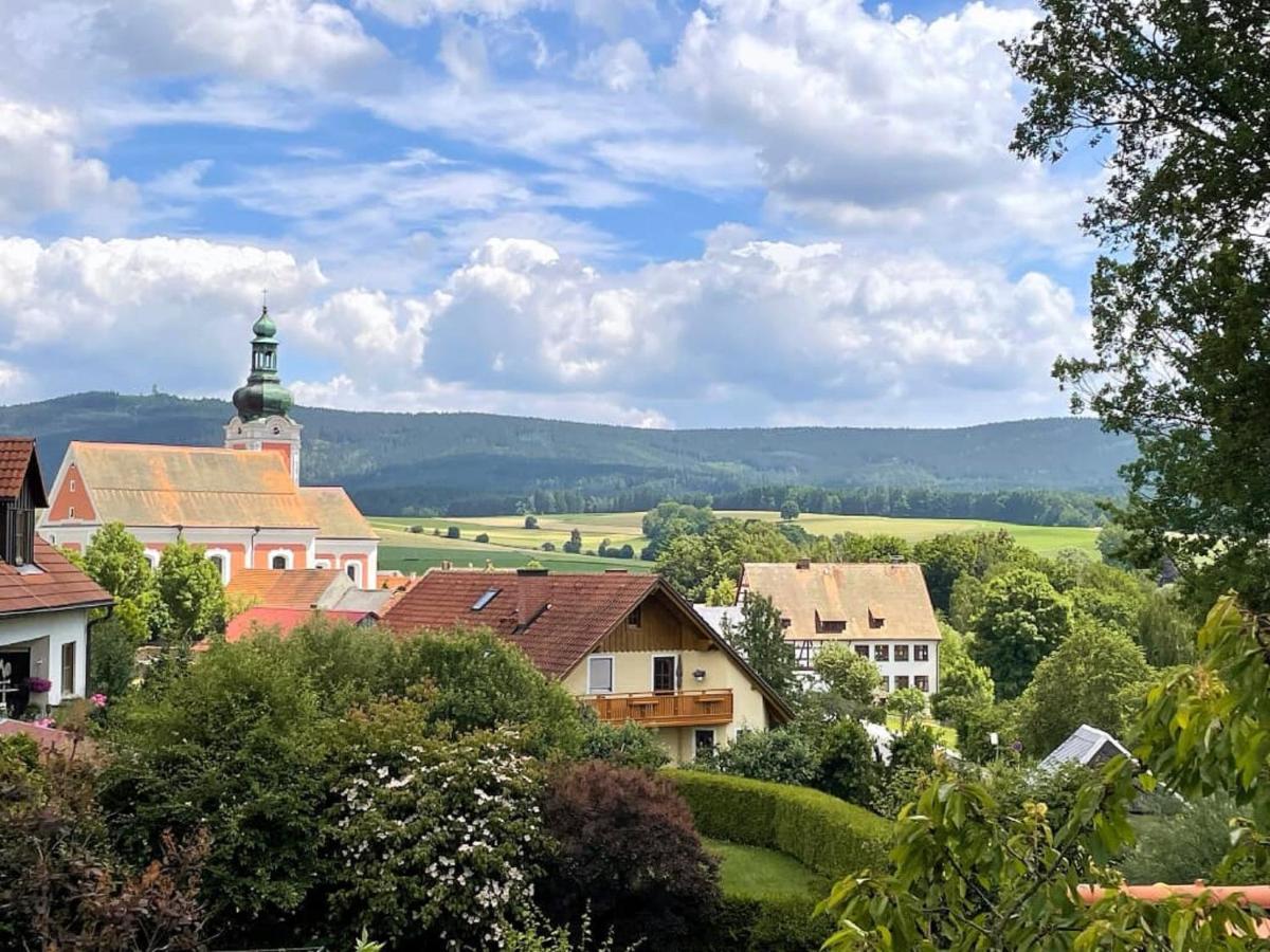 Ferienwohnungen Am Kirchberg Neualbenreuth Eksteriør billede